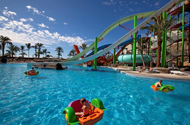 SPLASHWORLD LIVVO Valle Taurito 5 Waterpark met kleine waterbootjes voor kinderen in Gran Canaria Spanje.
