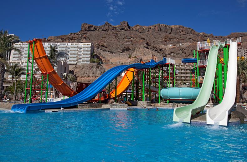 SPLASHWORLD LIVVO Valle Taurito 6 Zwembad met glijbanen en gebergte op de achtergrond in Gran Canaria Spanje.