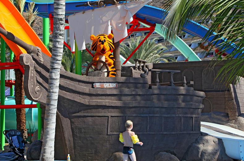 SPLASHWORLD LIVVO Valle Taurito 7 Speeltoestel in het water voor kinderen in Gran Canaria Spanje.