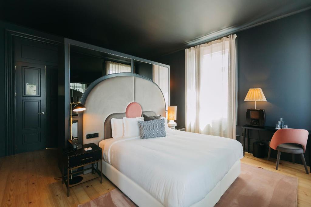 Hotelkamer met een tweepersoonskamer in Porto Portugal.