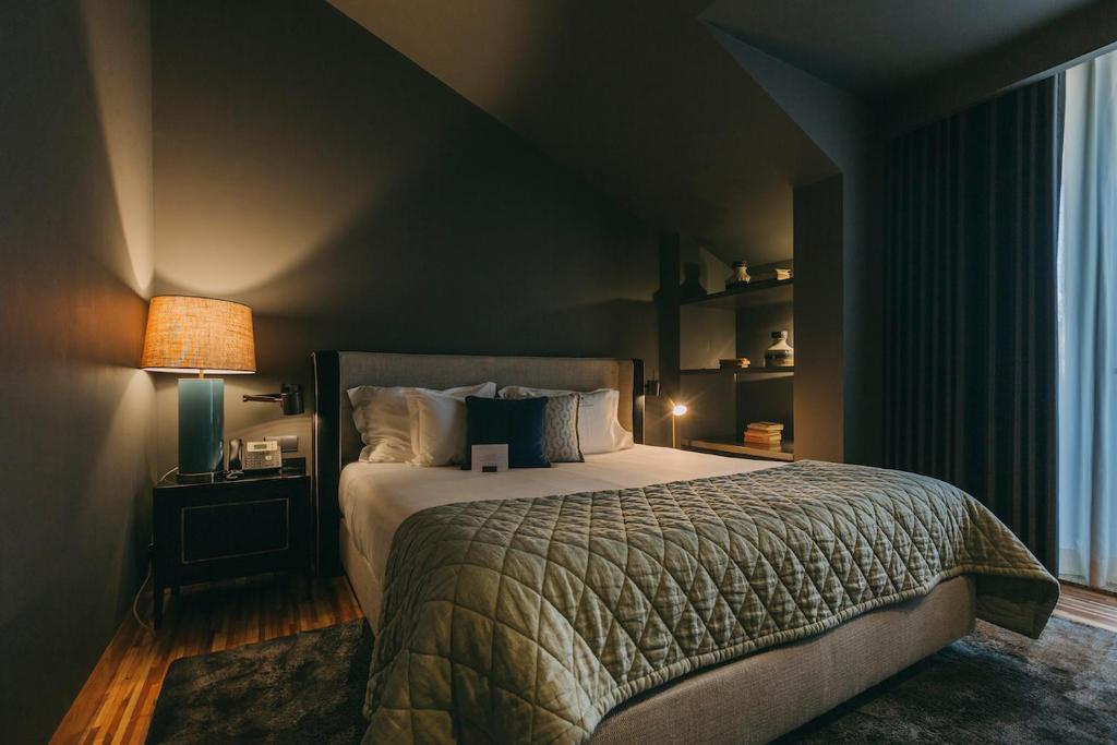 Slaapkamer met een tweepersoonsbed in Porto Portugal.