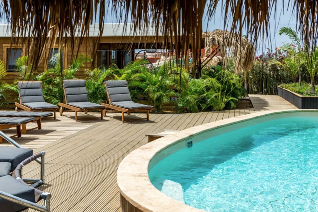 Bonaire Boutique Resort, tropisch resort met palmbomen en zwembad in Kralendijk op Bonaire