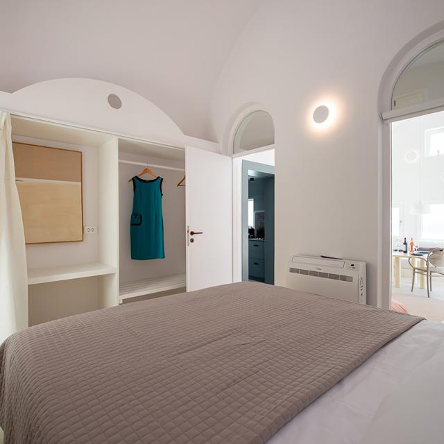 Atria Suites adults-only suite met privéjacuzzi en zeezicht in Mesa Gonia op Santorini