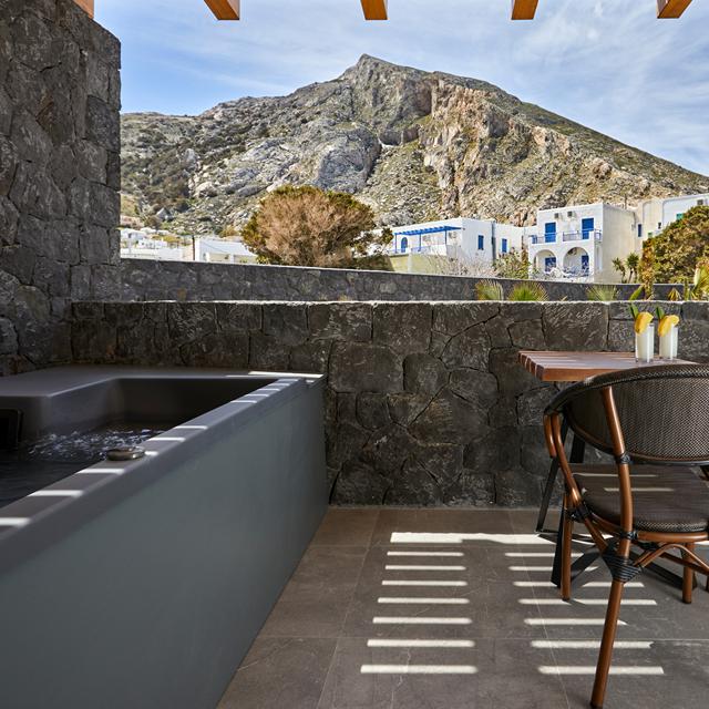 Mountain and Sea Suites suite met privéjacuzzi en zwembad met watervalgeluid in Kamari op Santorini