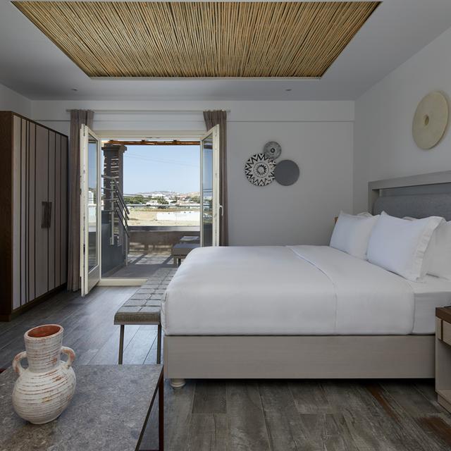 Sea Breeze Santorini Sea Breeze Santorini strandresort direct aan zee met zwembad in Exomitis op Santorini